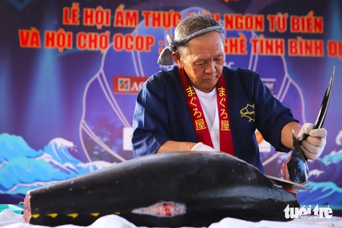 Đầu bếp người Nhật biểu diễn phi lê cá ngừ đại dương tại lễ hội - Ảnh: LÂM THIÊN Đầu bếp người Nhật biểu diễn phi lê cá ngừ đại dương tại lễ hội - Ảnh: LÂM THIÊN