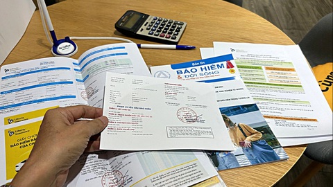Va quẹt xe, ứng xử sao cho hợp lý?- Ảnh 2. Người dân mua bảo hiểm ô tô tại một đại lý ở TP.HCM - Ảnh: T.T.D.
