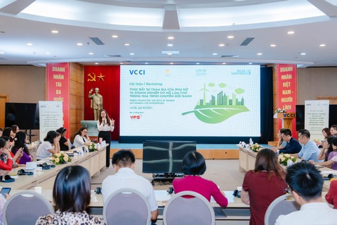BIDV chung tay nâng cao vai trò của phụ nữ trong chuyển đổi xanh- Ảnh 1. Bà Nguyễn Thị Kim Phượng - phó giám đốc ban Khách hàng doanh nghiệp BIDV chia sẻ thông tin tại hội thảo - Ảnh: BIDV