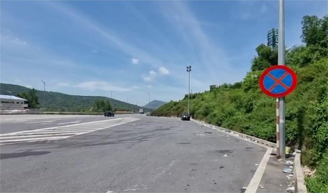 Nhiều ô tô đậu ở đầu hầm cao tốc Mai Sơn - quốc lộ 45 dù có biển cấm- Ảnh 2. Biển cấm dừng đỗ được đặt ngay sau cửa hầm Tam Điệp, Thung Thi trên cao tốc Mai Sơn - quốc lộ 45, nhưng vẫn có nhiều ô tô vi phạm - Ảnh: CTV