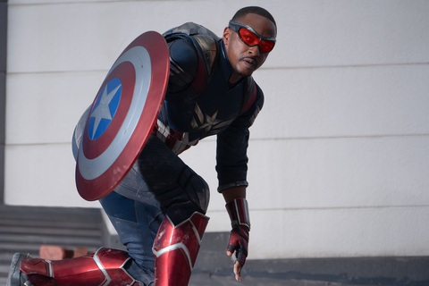 Captain America trở lại, đối đầu Red Hulk trong phim mới- Ảnh 1. Sam Wilson với bộ trang phục kinh điển của Đội trưởng Mỹ trong Captain America: Brave New World - Ảnh: Marvel