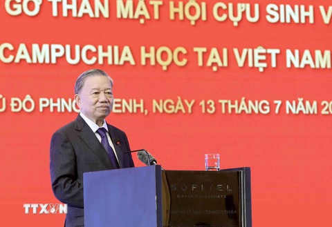 Campuchia sắp khánh thành Nhà Quốc hội mới do Việt Nam tặng- Ảnh 4. Chủ tịch nước Tô Lâm phát biểu tại cuộc gặp mặt Hội Cựu sinh viên Campuchia từng học tập tại Việt Nam - Ảnh: TTXVN