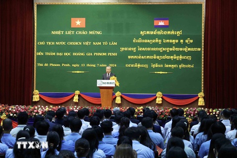 Chủ tịch nước Tô Lâm trao quà cho bà con người gốc Việt tại Campuchia- Ảnh 5. Chủ tịch nước Tô Lâm nói chuyện với các sinh viên Đại học Tổng hợp Hoàng gia Phnom Penh chiều 13-7 - Ảnh: TTXVN