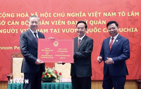 Chủ tịch nước Tô Lâm trao quà cho bà con người gốc Việt tại Campuchia- Ảnh 1. Chủ tịch nước Tô Lâm trao tặng 20.000 USD cho Hội Khmer - Việt Nam ngày 13-7 - Ảnh: TTXVN