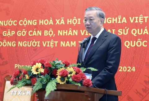 Chủ tịch nước Tô Lâm trao quà cho bà con người gốc Việt tại Campuchia- Ảnh 3. Chủ tịch nước Tô Lâm phát biểu tại cuộc gặp bà con người Việt ở Campuchia - Ảnh: TTXVN