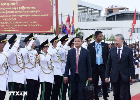 Chủ tịch nước Tô Lâm trao quà cho bà con người gốc Việt tại Campuchia- Ảnh 6. Đội danh dự Campuchia nghiêm trang chào Chủ tịch nước Tô Lâm tại sân bay Phnom Penh chiều 13-7 - Ảnh: TTXVN