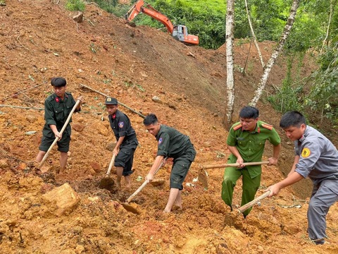 Cảnh sát dùng cuốc bới đất, dò tìm các nạn nhân mắc kẹt dưới bùn đất - Ảnh: Công an Hà Giang Cảnh sát dùng cuốc bới đất, dò tìm các nạn nhân mắc kẹt dưới bùn đất - Ảnh: Công an Hà Giang