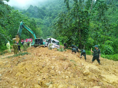 Ảnh: Thế Đồng - Bộ Chỉ huy Quân sự tỉnh Hà Giang Chiếc xe khách 15 chỗ gặp nạn trong vụ sạt lở đất - Ảnh: THẾ ĐỒNG - Bộ chỉ huy quân sự tỉnh Hà Giang