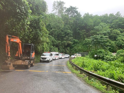 Nỗ lực tìm kiếm nạn nhân vụ sạt lở, vùi lấp xe khách ở Hà Giang- Ảnh 9. Đoàn xe cứu thương có mặt tại hiện trường - Ảnh: Công an Hà Giang