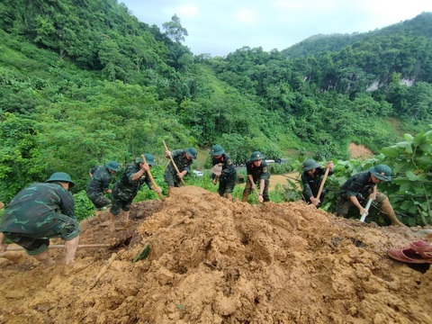Nỗ lực tìm kiếm nạn nhân vụ sạt lở, vùi lấp xe khách ở Hà Giang- Ảnh 5. Việc tìm kiếm diễn ra từ sáng và vẫn đang tiếp tục - Ảnh: Bộ chỉ huy quân sự tỉnh Hà Giang