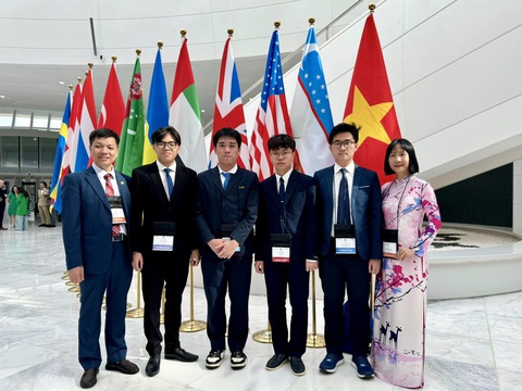 Bốn học sinh đội tuyển Việt Nam tham dự Olympic sinh học quốc tế (IBO) năm 2024 chụp ảnh cùng thầy cô dẫn đoàn - Ảnh: MOET Bốn học sinh đội tuyển Việt Nam tham dự Olympic sinh học quốc tế (IBO) năm 2024 chụp ảnh cùng thầy cô dẫn đoàn - Ảnh: MOET