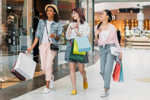 Gần một nửa gen Z phụ thuộc tài chính vào bố mẹ, gia đình- Ảnh 1. 46% gen Z đang nhận được hỗ trợ tài chính từ cha mẹ hoặc các thành viên khác trong gia đình - Ảnh: Fashion United