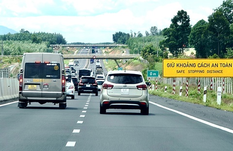 Những tai nạn thương tâm từ thói quen đường làng trên cao tốc- Ảnh 2. Xe nối đuôi nhau trên cao tốc hướng từ Dầu Giây - Phan Thiết sáng 12-7 - Ảnh: T.T.D.