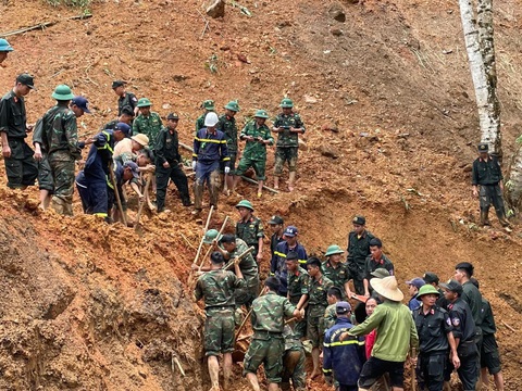 Đến chiều nay, các lực lượng chức năng vẫn đang nỗ lực tìm kiếm nạn nhân bị vùi lấp - Ảnh: Công an Hà Giang Đến chiều nay, các lực lượng chức năng vẫn đang nỗ lực tìm kiếm nạn nhân bị vùi lấp - Ảnh: Công an Hà Giang