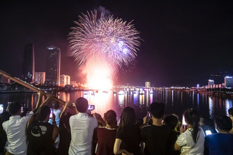 Biển người chen chân bên sông Hàn xem chung kết pháo hoa quốc tế 2024- Ảnh 2. Người dân mãn nhãn trước những tràng pháo hoa rực trời đêm chung kết - Ảnh: THANH NGUYÊN