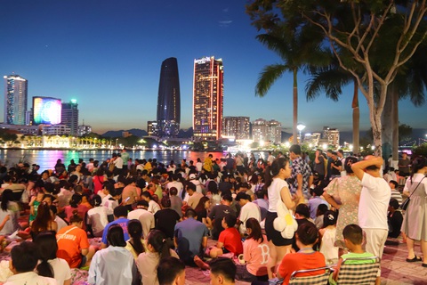 Biển người chen chân bên sông Hàn xem chung kết pháo hoa quốc tế 2024- Ảnh 3. Nhiều người đến bờ sông Hàn từ sớm để chọn chỗ xem pháo hoa - Ảnh: THANH NGUYÊN