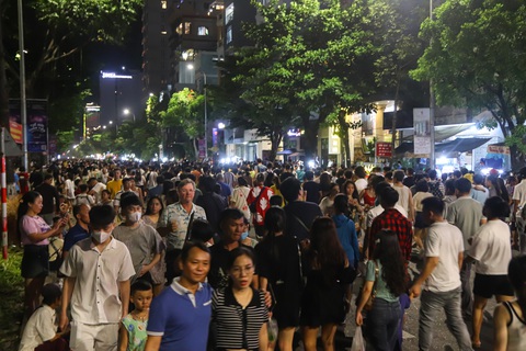 Biển người chen chân bên sông Hàn xem chung kết pháo hoa quốc tế 2024- Ảnh 6. Sát giờ khai pháo, người dân và du khách tràn về đường Trần Hưng Đạo thưởng thức màn tranh tài giữa đội Trung Quốc và Phần Lan - Ảnh: THANH NGUYÊN
