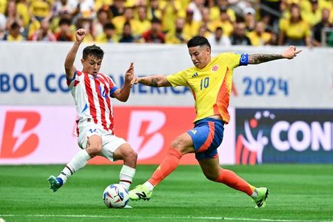 Colombia - nét quyến rũ của Copa America 2024- Ảnh 1. James Rodriguez (phải) luôn rực sáng trong màu áo tuyển Colombia - Ảnh: REUTERS