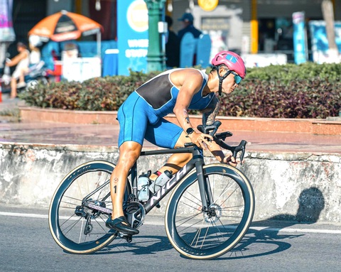 Giành huy chương vàng, Lâm Quang Nhật phá sâu kỷ lục triathlon quốc gia- Ảnh 2. Lâm Quang Nhật trong phần thi đạp xe - Ảnh: FBNV