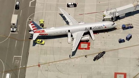 Laptop bốc cháy trên máy bay, ba hành khách bị thương- Ảnh 1. Máy bay Airbus A321neo của American Airlines đậu tại sân bay sau khi công tác cứu hỏa hoàn tất - Ảnh: ABC NEWS