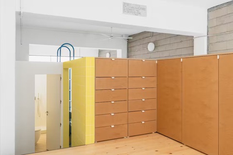 Biến nhà kho cũ thành căn hộ tiện ích- Ảnh 16. Hệ thống tủ kệ đa năng tận dụng các không gian nhà kho cũ - Ảnh: dwell