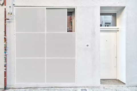 Biến nhà kho cũ thành căn hộ tiện ích- Ảnh 9. Hệ thống tủ kệ âm tường