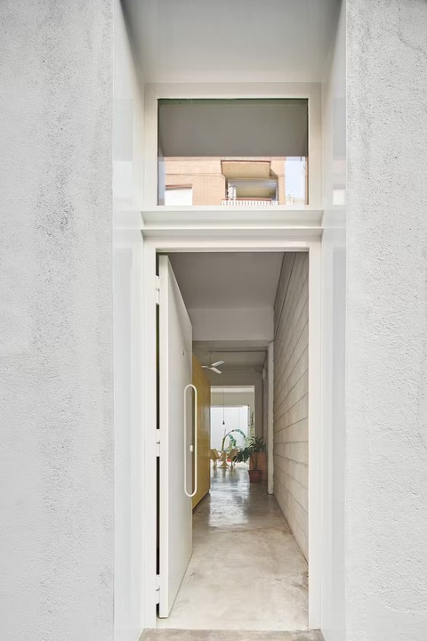 Biến nhà kho cũ thành căn hộ tiện ích- Ảnh 3. Lối vào cũng là nơi phân chia căn nhà thành hai căn hộ - Ảnh: dwell