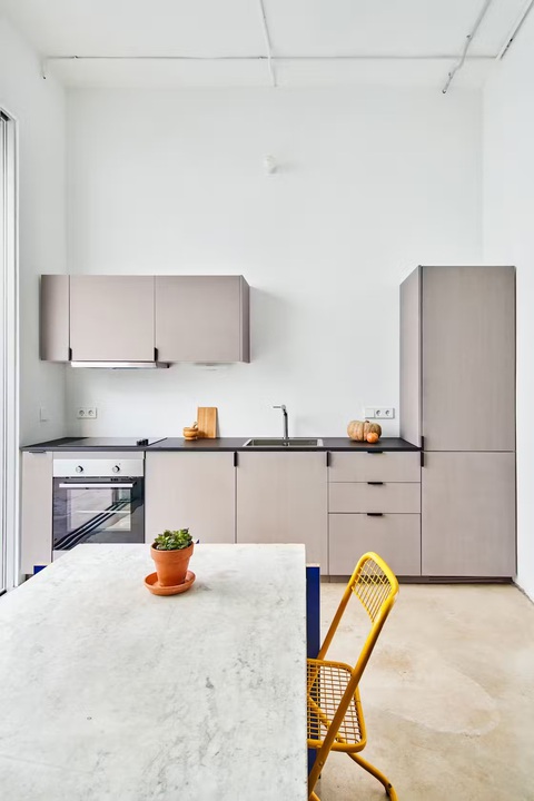 Biến nhà kho cũ thành căn hộ tiện ích- Ảnh 8. Gian bếp nhỏ tiện ích của căn hộ thứ nhất - Ảnh: dwell