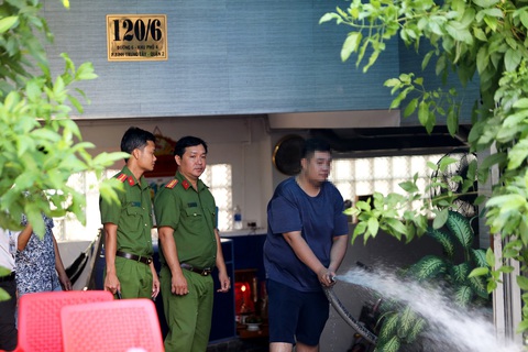 Nhà trọ ở Hà Nội chạy đua lắp thang thoát hiểm- Ảnh 2. Lực lượng chức năng kiểm tra hệ thống chữa cháy tại nhà trọ Nhật Quang 2 - Ảnh: MINH HÒA