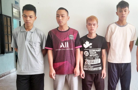 Nhóm thanh niên trộm tiền công đức nhiều ngôi chùa ở miền Trung- Ảnh 1. Nhóm thanh niên trộm tiền công đức ở nhiều ngôi chùa - Ảnh: TRANG PHƯƠNG