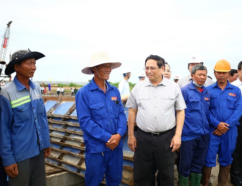 Thủ tướng: Quyết tâm hoàn thành 1.200km cao tốc cho Đồng bằng sông Cửu Long- Ảnh 2. Trong hai ngày qua, Thủ tướng Phạm Minh Chính đã đi kiểm tra thực tế tại các công trường thi công đường cao tốc ở miền Tây và thăm hỏi, động viên các công nhân thi công các dự án này - Ảnh: TRUNG PHẠM
