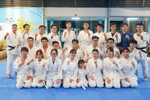 Đào tạo thể chất, xây dựng môi trường rèn luyện sức khỏe cho sinh viên- Ảnh 2. Tinh thần hăng hái, hứng khởi của CLB OISP Judo Dojo sau hơn hai tháng thành lập.