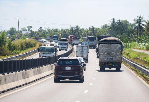 Những tai nạn thương tâm từ thói quen đường làng trên cao tốc- Ảnh 5. Xe chạy sát nhau trên cao tốc Trung Lương - Mỹ Thuận - Ảnh: QUANG ĐỊNH