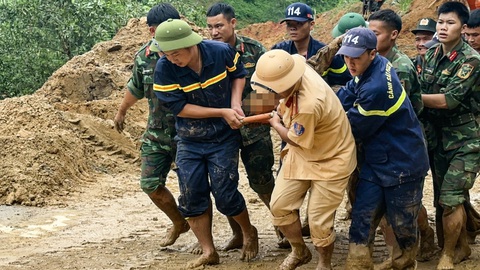 Nạn nhân vụ sạt lở ở Hà Giang: 'Lấy tay cào đất để có thể thở'- Ảnh 2. Cảnh sát đưa thi thể nạn nhân vụ sạt lở ra khỏi hiện trường - Ảnh: CỤC CẢNH SÁT GIAO THÔNG