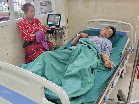 Nạn nhân vụ sạt lở ở Hà Giang: 'Lấy tay cào đất để có thể thở'- Ảnh 1. Anh Sính trên giường bệnh sau vụ sạt lở - Ảnh: Đ.V.