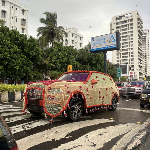 Con trai tỉ phú giàu nhất châu Á rước dâu bằng Rolls-Royce Cullinan phủ rèm- Ảnh 1. Chiếc Rolls-Royce Cullinan Black Badge rước dâu được trang trí theo cách