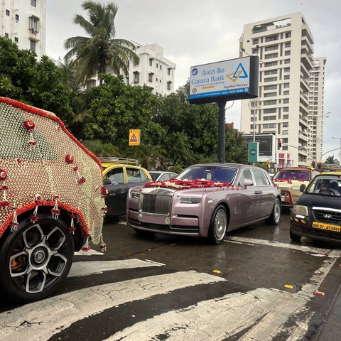 Con trai tỉ phú giàu nhất châu Á rước dâu bằng Rolls-Royce Cullinan phủ rèm- Ảnh 3. Đoàn xe cũng có nhiều xe sang khác với một số trang trí đơn giản hơn, tuy nhiên cũng có một số xe cũng được