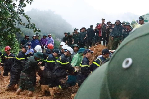 Sạt lở đất vùi lấp xe khách ở Hà Giang, 11 người chết- Ảnh 10. Lực lượng chức năng nỗ lực tìm kiếm cứu nạn - Ảnh: Công an Hà Giang