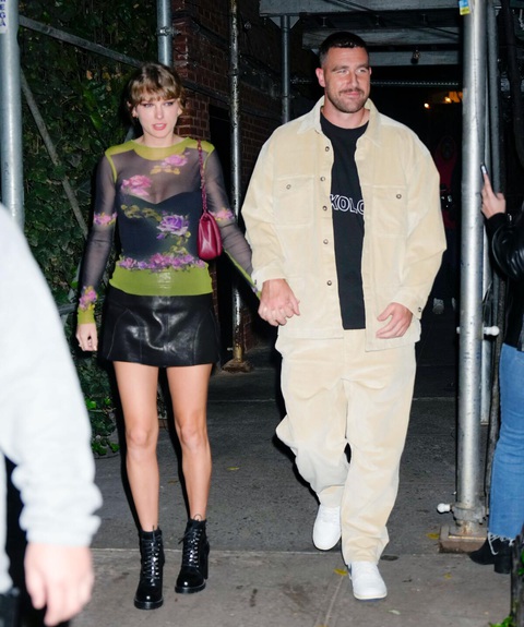 Bạn trai cầu thủ của Taylor Swift chiến thắng cuộc thi hát- Ảnh 3. Taylor Swift và Travis Kelce hẹn hò lãng mạn và đắt đỏ