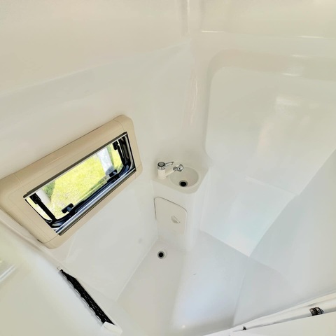 Capsule Mini: Thú chơi xe kéo nhà di động mới nổi- Ảnh 10. Phòng tắm tiện nghi bao gồm cả bồn cầu Thetford cao cấp - Ảnh: AutoEvolution