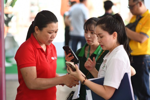 Nhân viên gian hàng Viettel Money nhiệt tình tư vấn ứng dụng thanh toán không tiền mặt trong Lễ hội Không tiền mặt 2024 - Ảnh: QUANG ĐỊNH Nhân viên gian hàng Viettel Money nhiệt tình tư vấn ứng dụng thanh toán không tiền mặt trong Lễ hội Không tiền mặt 2024 - Ảnh: QUANG ĐỊNH