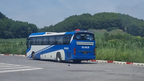 Nhiều ô tô đậu ở đầu hầm cao tốc Mai Sơn - quốc lộ 45 dù có biển cấm- Ảnh 4. Một xe khách dừng đỗ sau cửa hầm Tam Điệp trên cao tốc Mai Sơn - quốc lộ 45 - Ảnh: CTV