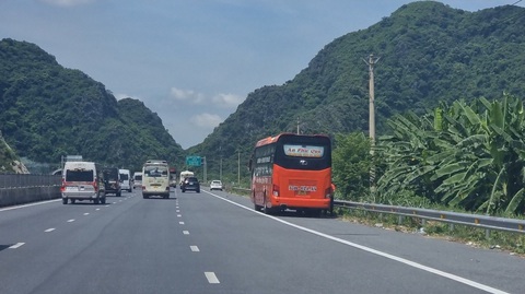 Nhiều ô tô đậu ở đầu hầm cao tốc Mai Sơn - quốc lộ 45 dù có biển cấm- Ảnh 1. Một xe khách dừng đỗ sau cửa hầm Thung Thi trên cao tốc Mai Sơn - quốc lộ 45 - Ảnh: CTV