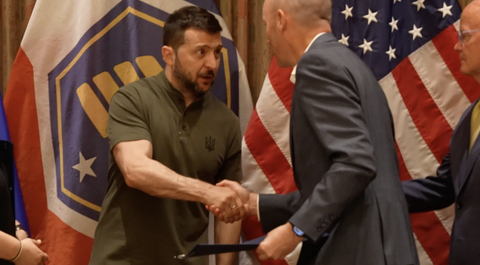 Ông Zelensky chỉ muốn được viện trợ vũ khí, không yêu cầu Mỹ đưa quân tới Ukraine- Ảnh 1. Tổng thống Ukraine Volodymyr Zelensky bắt tay Thống đốc Utah Spencer Cox trong cuộc gặp ngày 12-7 ở thành phố Salt Lake, bang Utah (Mỹ) - Ảnh: REUTERS