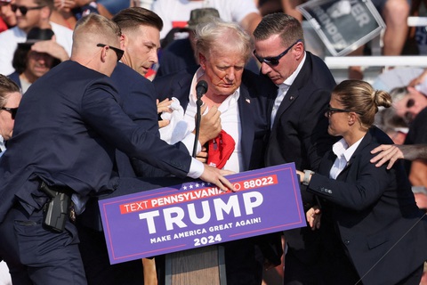 Những khoảnh khắc 'rất Trump' trong vụ ám sát bất thành- Ảnh 6. Một điều thú vị là cựu tổng thống Donald Trump điềm tĩnh đến mức nán lại sân khấu để mang lại giày. Ông lặp đi lặp lại câu
