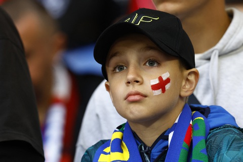Học sinh Anh được phép tới trường muộn để xem chung kết Euro 2024- Ảnh 1. Các cổ động viên nhí của tuyển Anh được phép đi học muộn để xem chung kết Euro 2024 - Ảnh: REUTERS