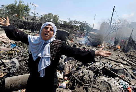 Nhiều khu lều bị tàn phá ở Khan Younis, Gaza, bởi vụ tấn công của Israel ngày 13-7 - Ảnh: REUTERS Nhiều khu lều bị tàn phá ở Khan Younis, Gaza, bởi vụ tấn công của Israel ngày 13-7 - Ảnh: REUTERS