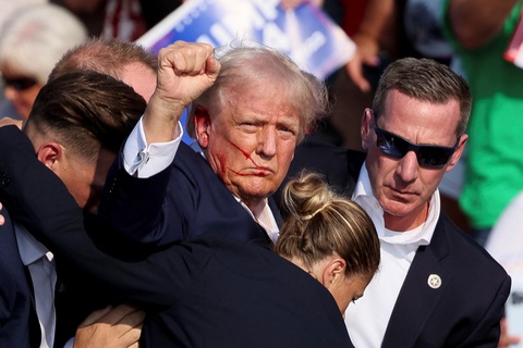Mật vụ Mỹ có sai khi để ông Trump bị bắn?- Ảnh 3. Ông Trump cố nán lại sân khấu, giơ nắm đấm cổ động tinh thần cử tri sau khi bị bắn - Ảnh: REUTERS