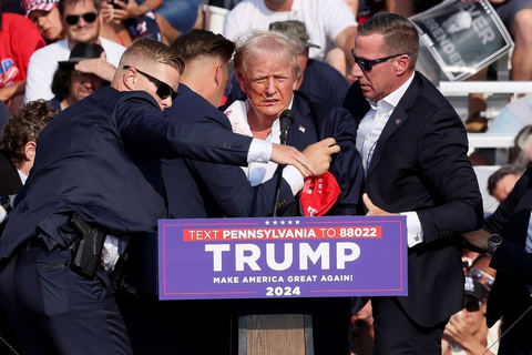 Nhân viên an ninh lao lên che chắn ông Trump ngay sau khi có tiếng súng nổ - Ảnh: REUTERS Nhân viên an ninh lao lên che chắn ông Trump ngay sau khi có tiếng súng nổ - Ảnh: REUTERS