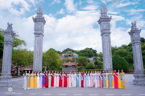 Thí sinh Hoa hậu Du lịch Việt Nam 2024 khoe dáng nóng bỏng khi trình diễn bikini- Ảnh 9. Top 40 thí sinh đã đến thăm và dâng hương tại khu di tích Đền Cửa Ông thuộc thành phố Cẩm Phả, tỉnh Quảng Ninh.